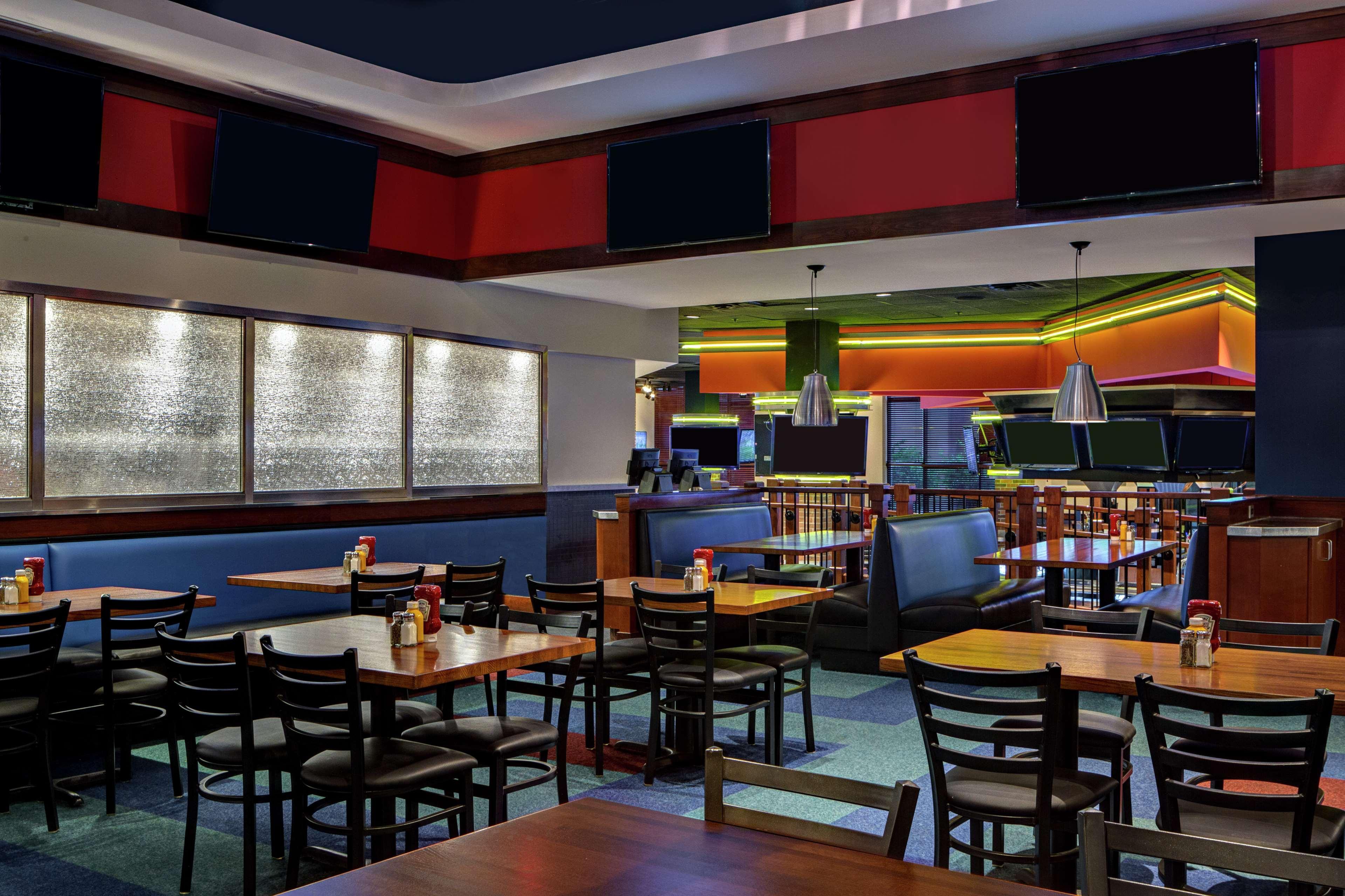 Amway Grand Plaza Hotel, Curio Collection By Hilton Grand Rapids Bagian luar foto