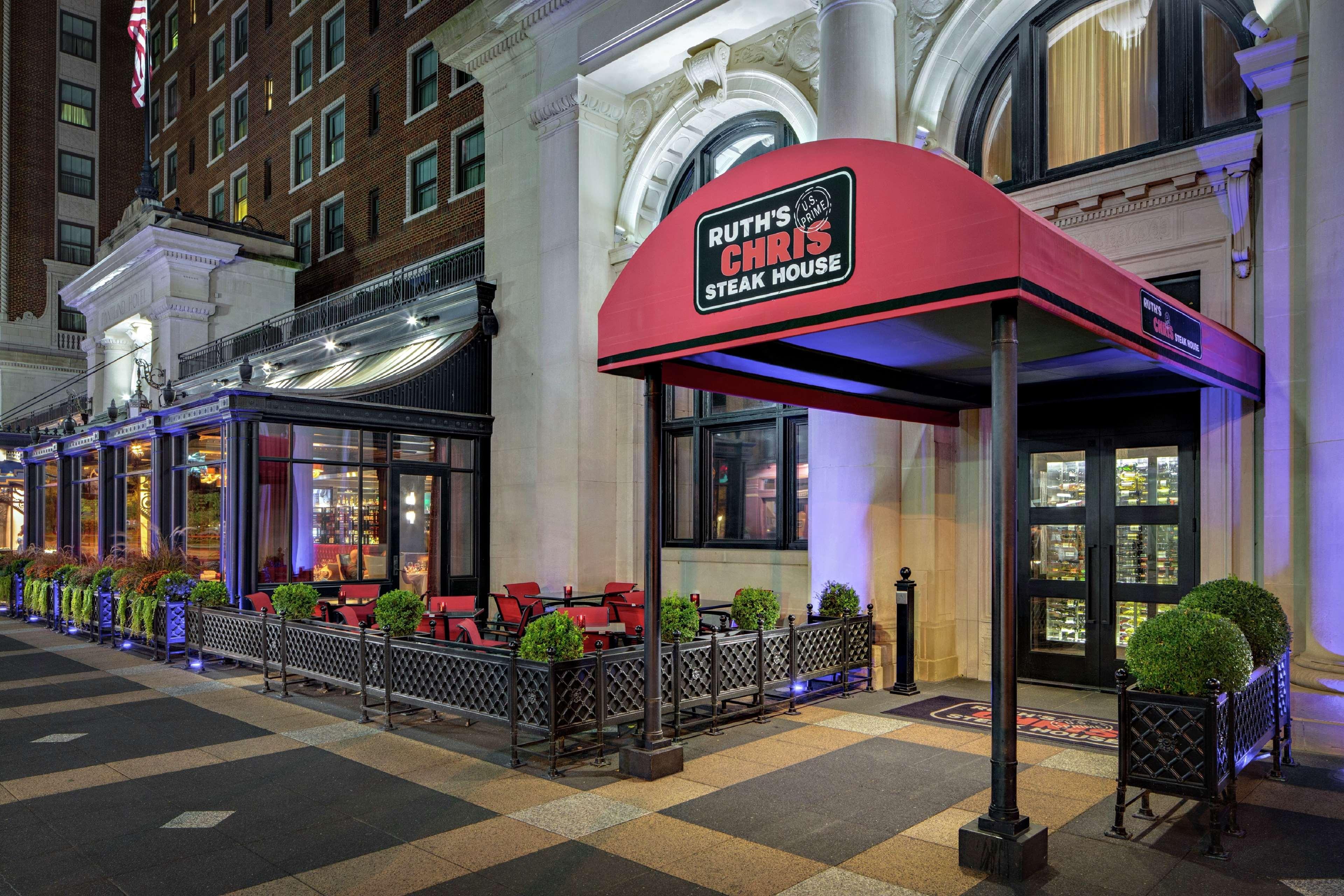 Amway Grand Plaza Hotel, Curio Collection By Hilton Grand Rapids Bagian luar foto