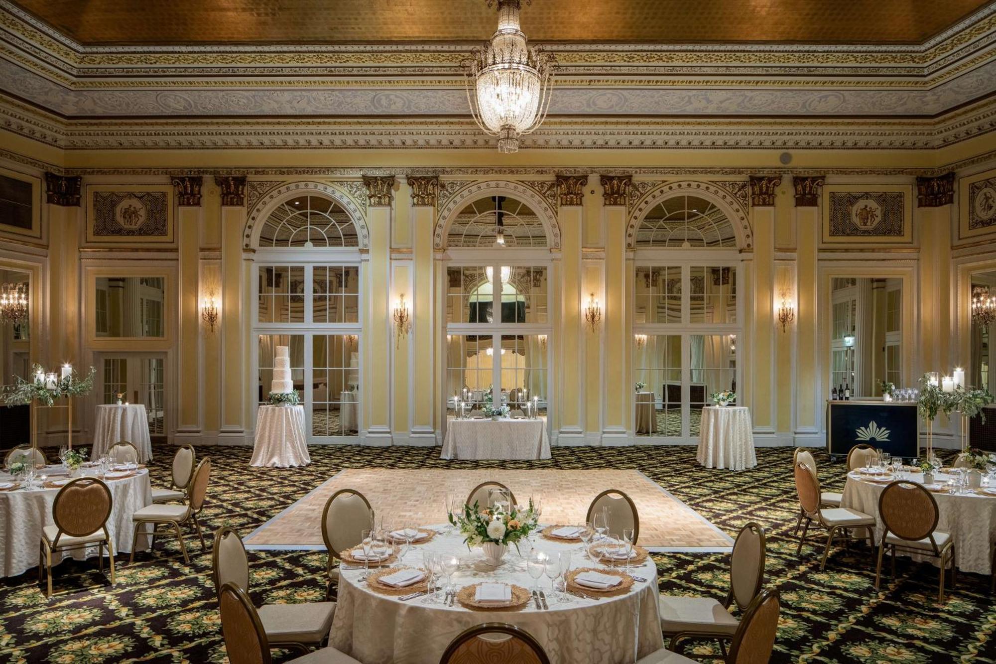 Amway Grand Plaza Hotel, Curio Collection By Hilton Grand Rapids Bagian luar foto