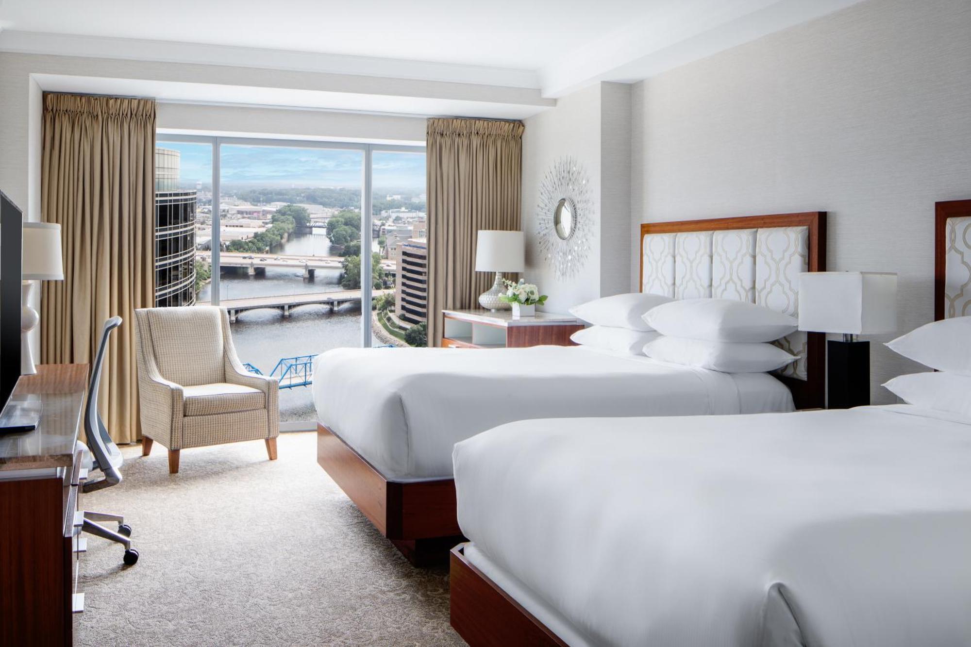 Amway Grand Plaza Hotel, Curio Collection By Hilton Grand Rapids Bagian luar foto