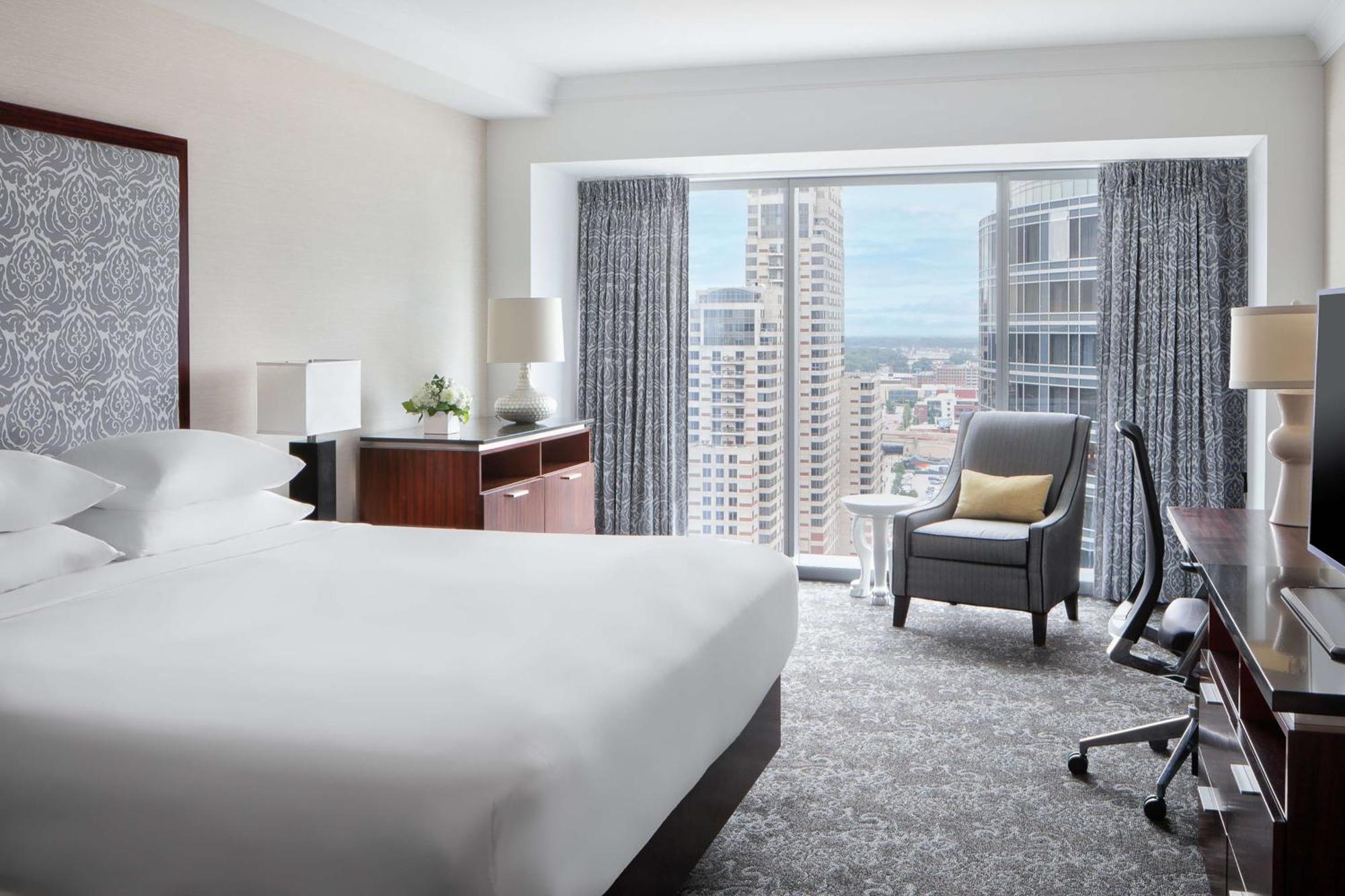 Amway Grand Plaza Hotel, Curio Collection By Hilton Grand Rapids Bagian luar foto