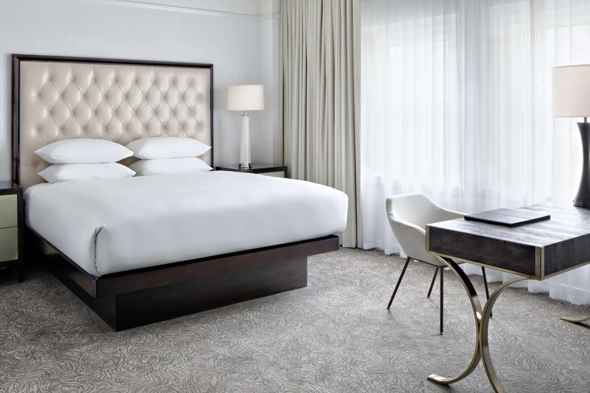 Amway Grand Plaza Hotel, Curio Collection By Hilton Grand Rapids Bagian luar foto